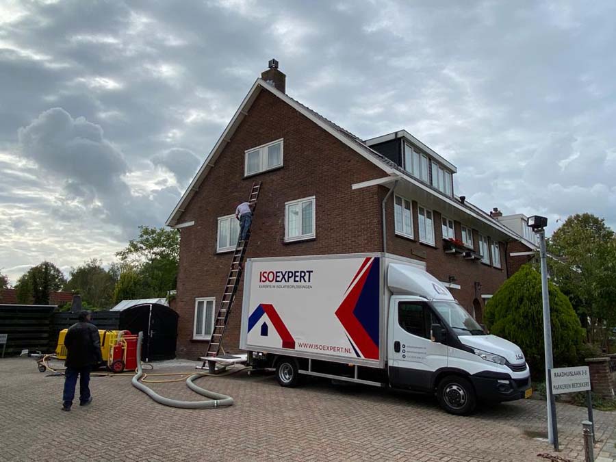 Bus ISO-Expert voor woning en isoleren hoog op ladder
